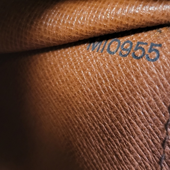 Louis Vuitton Epi Leather Sellier Dragonne Clutch-Crossbody.. Authentic..!!! - Picture 10 of 16